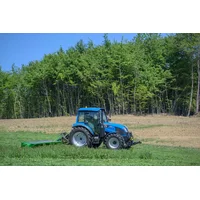 Moderan traktor na travnjaku
