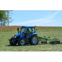 Moder traktor na travnjaku