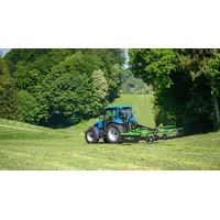 Tekst: LS traktor i Hofman grablje na travnjaku